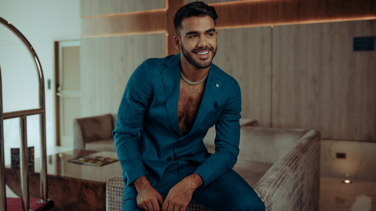 Carlos Adyan tiene 26 años.