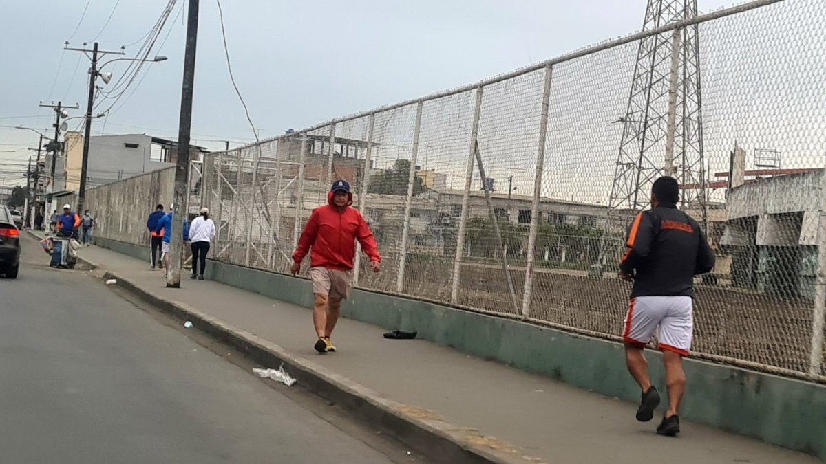 Carencia. Ante la falta de una pista, deportistas y aficionados al deporte se lanzan a la calle a trotar.