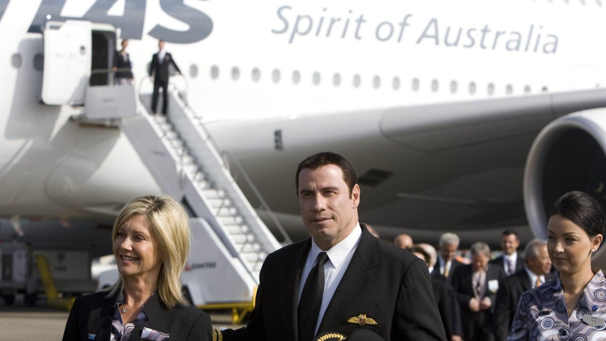 Imagen de archivo del 2008 del actor estadounidense John Travolta (c) y la actriz Olivia Newton-John (i) en Los Angeles, California (EEUU).