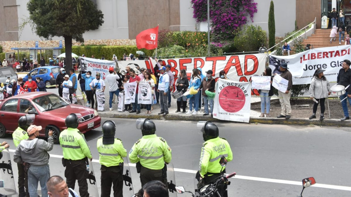 Acción. Miembros de la Policía acudieron a custodiar la seguridad en los exteriores de la cárcel 4.