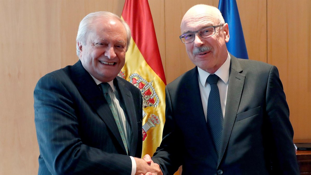 Fotografía de archivo en la que se registró al entonces secretario español de Estado de Asuntos Exteriores, Fernando Valenzuela (i), y el secretario general adjunto de la Oficina de Naciones Unidas Contra el Terrorismo (UNOCT), Vladimir Voronkov (d)