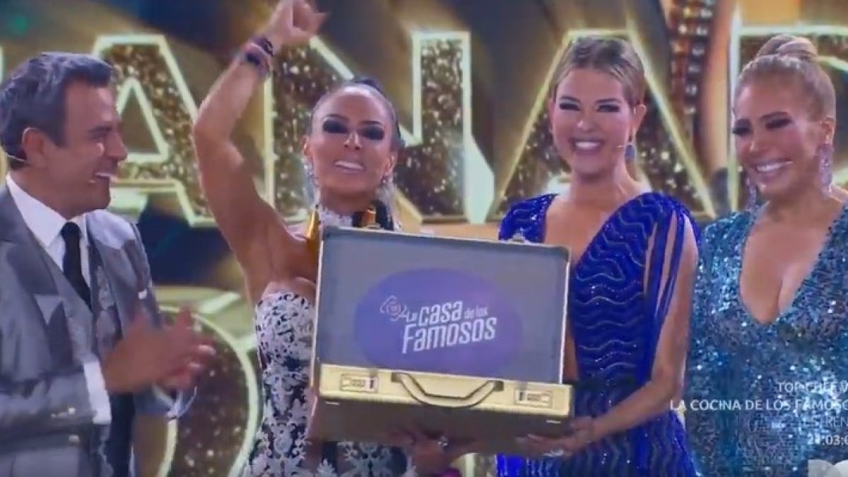 La artista mexicana, tras conocer su triunfo, agradeció al público y a su pequeña hija.