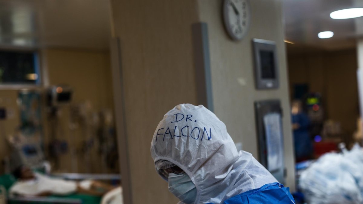 Detalle del equipamento médico que utiliza un doctor, en el Hospital Guillermo Almenara de Lima (Perú)