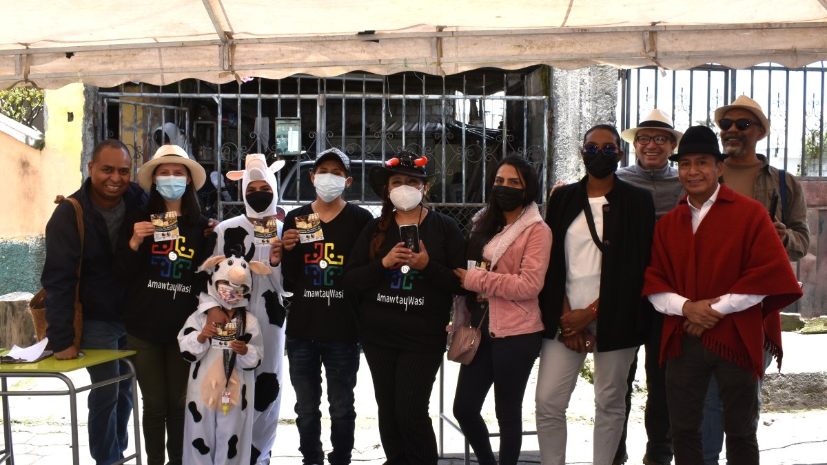 El rector Pablo Pomboza (derecha) , junto a directivos, docentes y un grupo de estudiantes del Desafío Comunitario de Lloa.