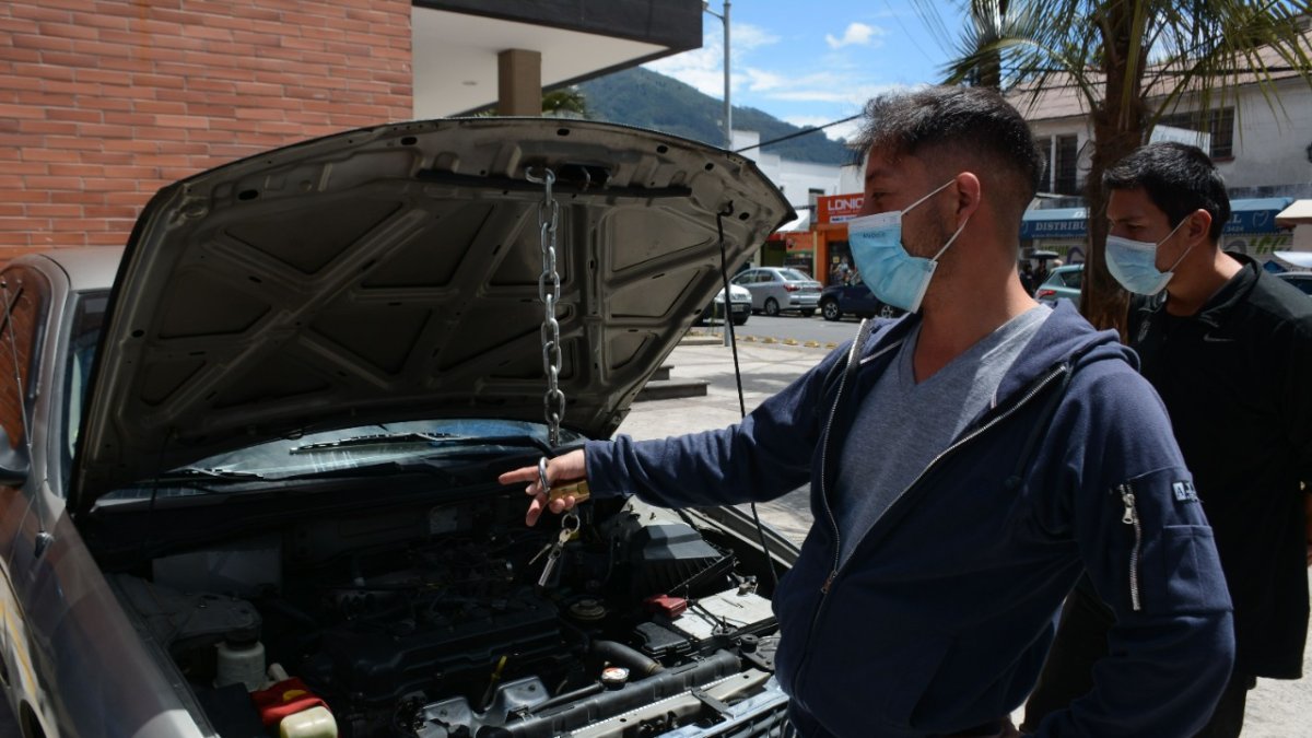 Precaución. Ernesto Paredes decidió tomar medidas de seguridad con su carro, para que la delincuencia no lo sorprenda otra vez, como hace tres años.