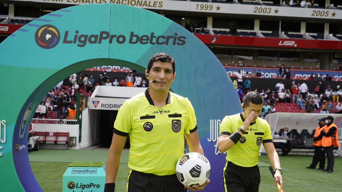 Diego Lara dirigió el juego entre Deportivo Quito y Espoli. Al final del partido fue agredido por hinchas.