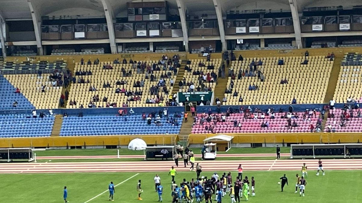 Un grupo de hinchas de Deportivo Quito bajó de la preferencia hacia la cancha semanas atrás.