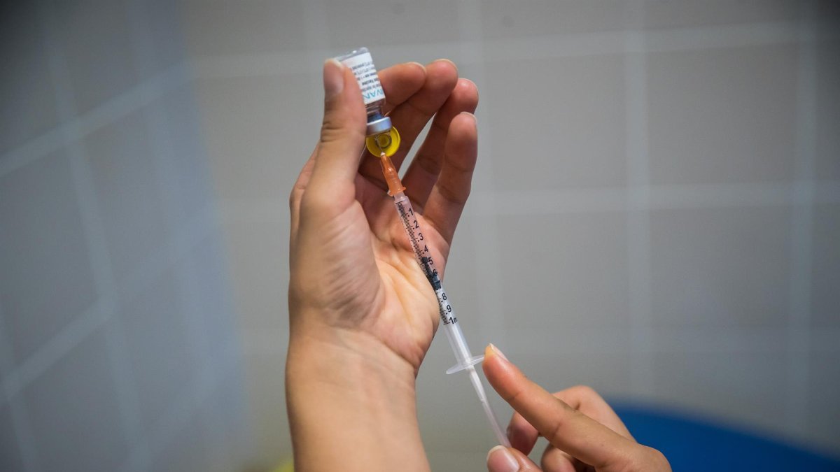 Imagen de archivo de un trabajador de la salud que prepara una dosis de la vacuna Imvanex utilizada para proteger contra la viruela del mono.