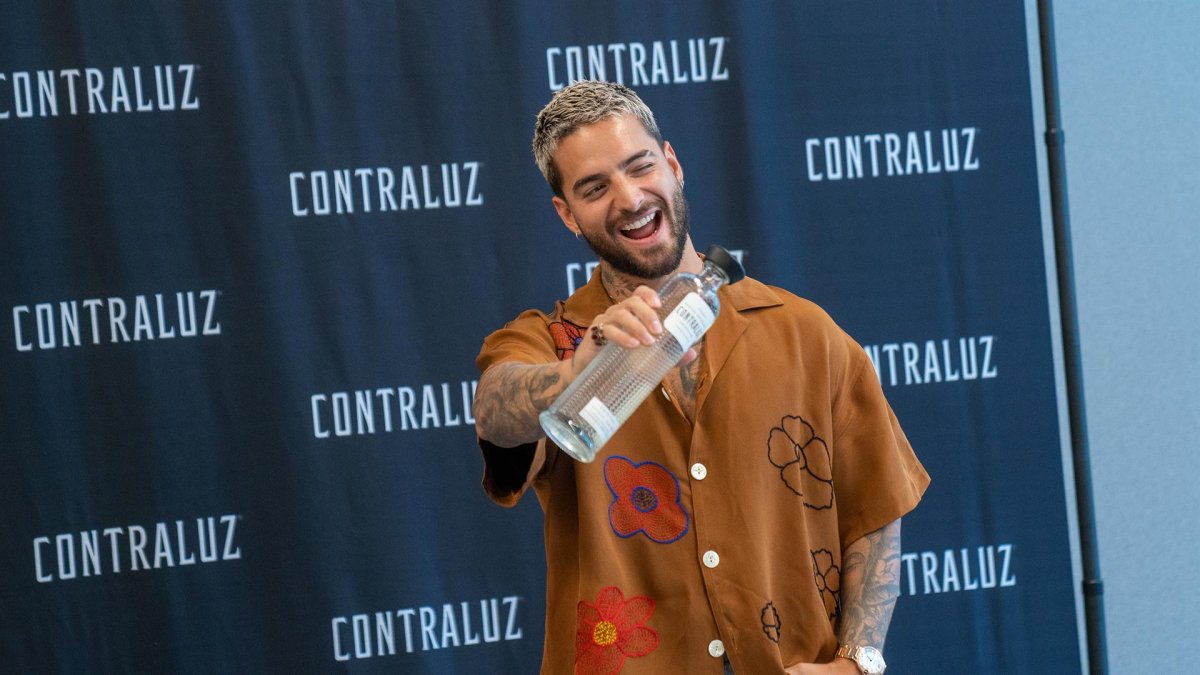 El cantante colombiano presenta su marca propia de mezcal durante una rueda de prensa hoy, en Manhattan, Nueva York (Estados Unidos).