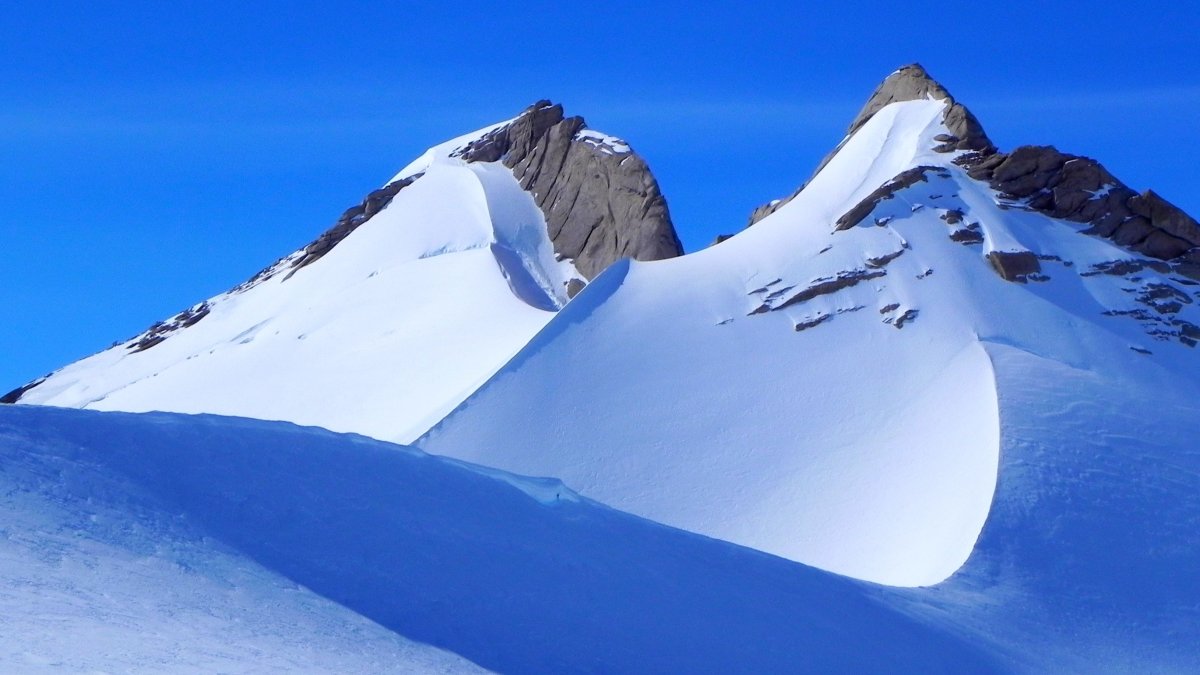 Montañas que sobresalen sobre la superficie de la capa de hielo de la Antártida oriental
