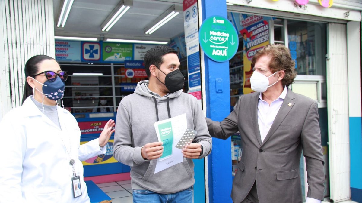 El presidente del Directorio del Seguro Social, Alfredo Ortega, acompañó a un paciente a retirar sus fármacos en una farmacia privada a través del plan de externalización impulsado por el Gobierno de Guillermo Lasso.