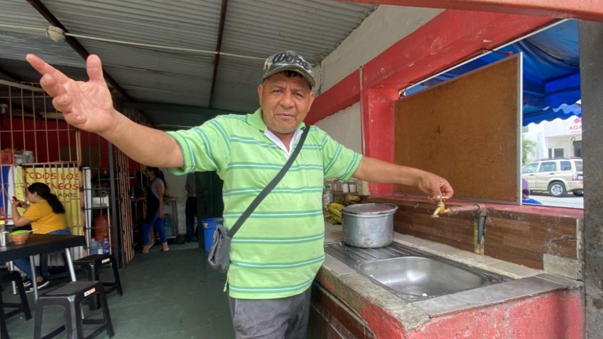 Ramón Ávila, a las 12:10 del miércoles 10 de agosto, seguía esperando que cayera agua de las llaves de su negocio.