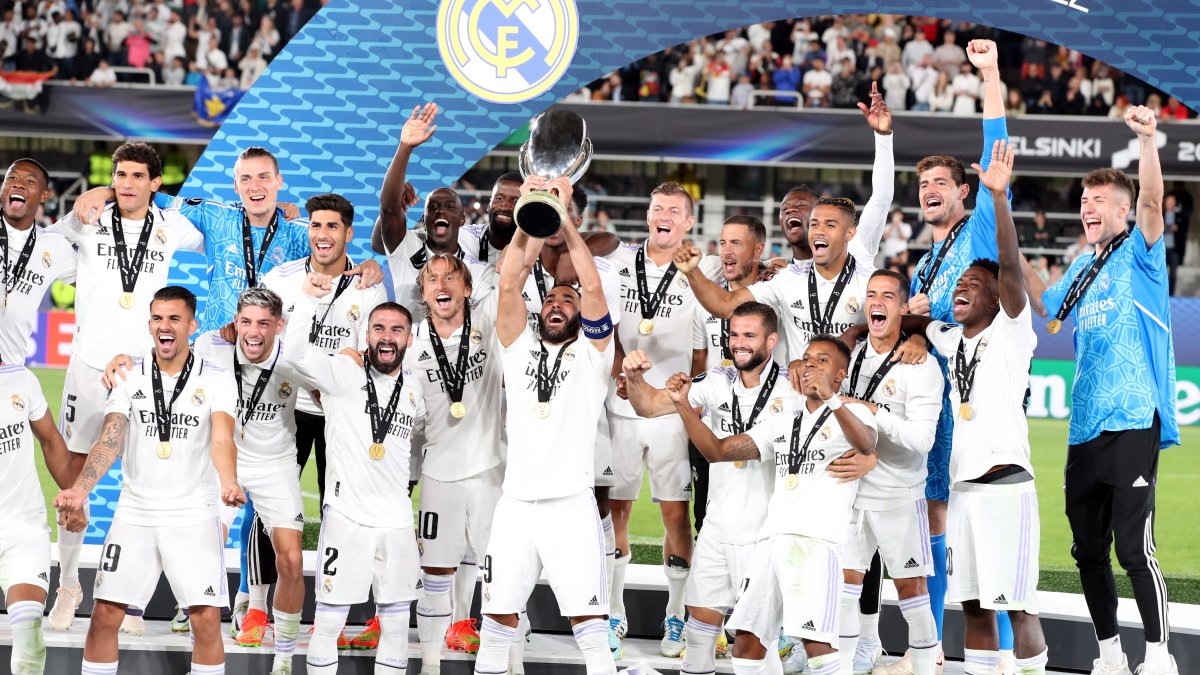El delantero francés del Real Madrid Karim Benzema levanta la copa luego de ganar la final de la Supercopa de Europa