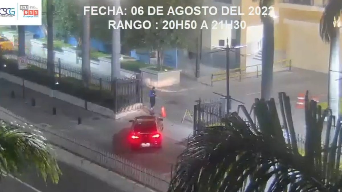 El vídeo municipal muestra el ingreso de tres autos de color rojo, en un rango de tiempo durante la noche del sábado.