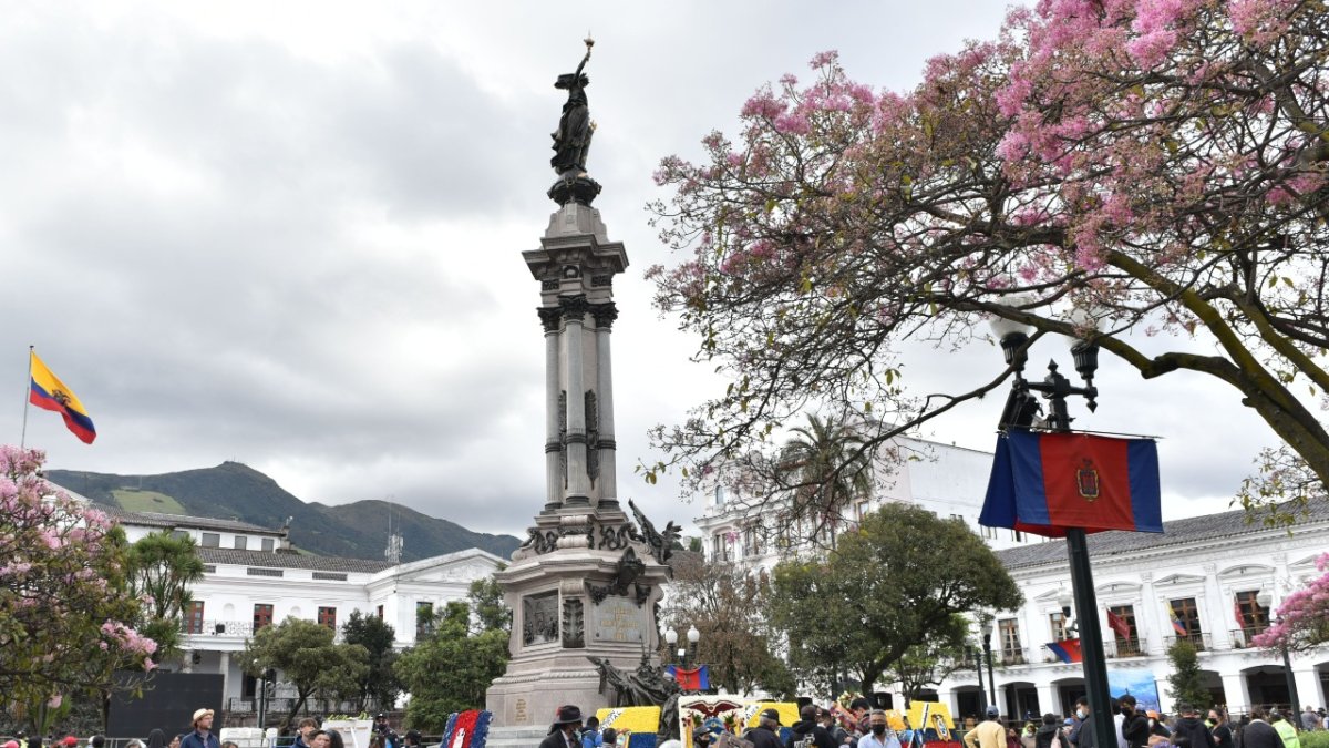 Obra. En la Plaza de la Independencia está el Monumento a los Héroes del 10 de agosto de 1809.