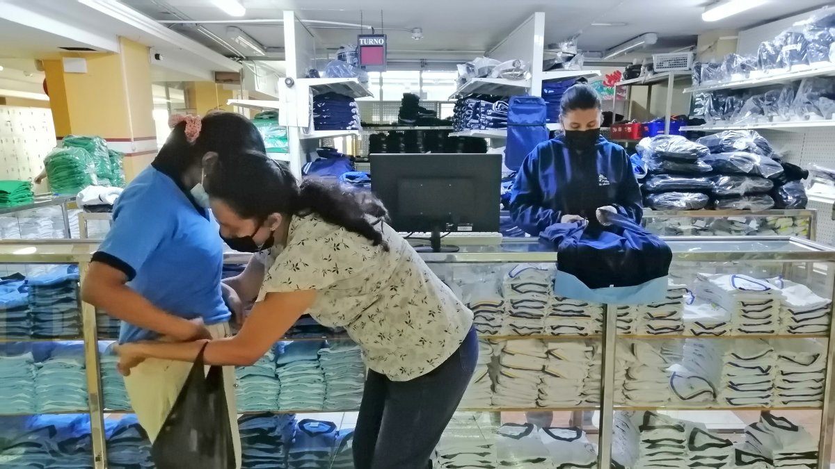 Tienda.- Madre de familia compra ropa para su hija.