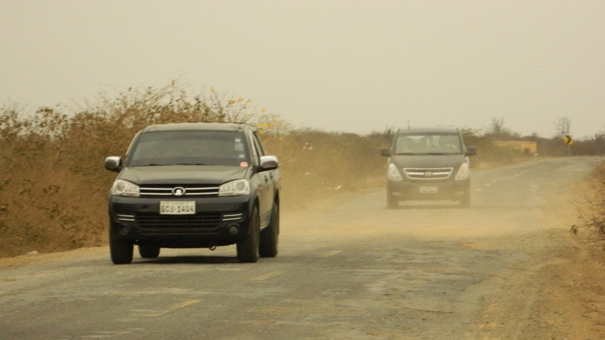 Deterioro. Más de la mitad de la ruta permanece llena de polvo, con baches, grietas y maleza.