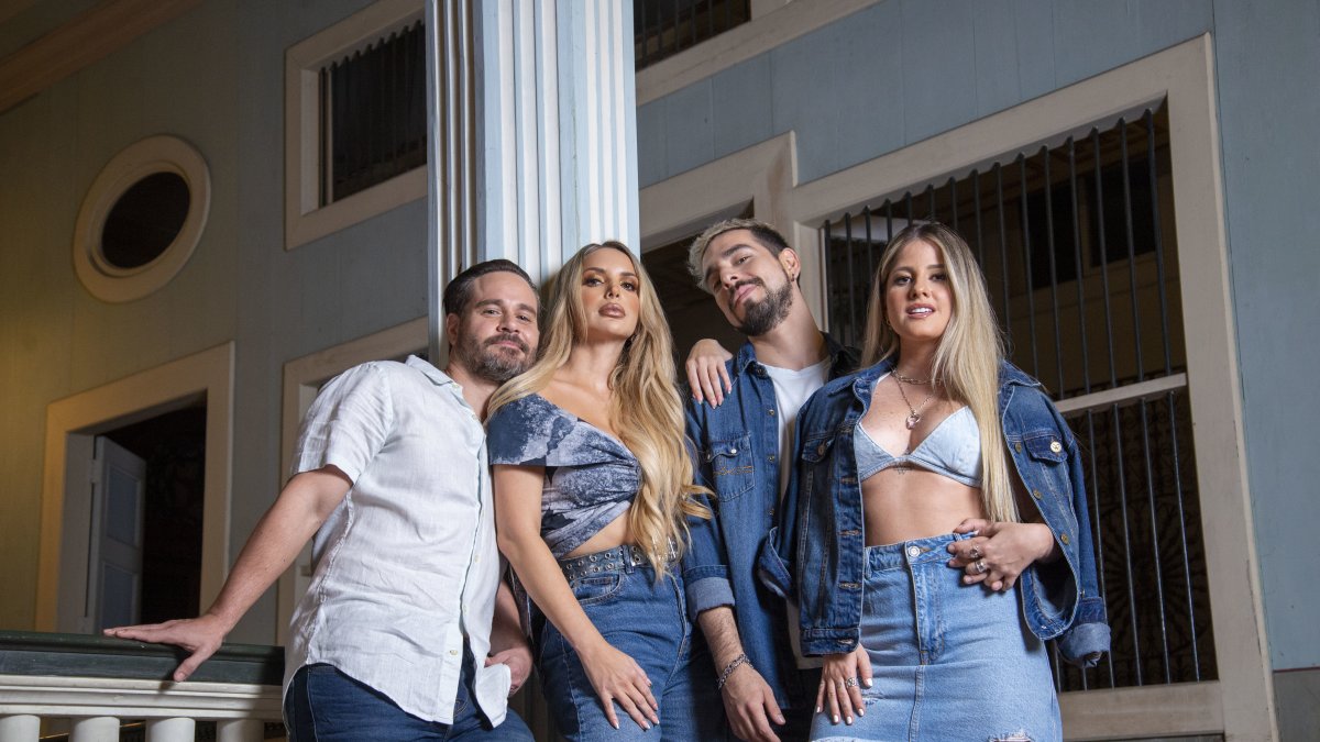 Dos parejas se encuentran por accidente en la misma habitación de un motel. A partir de esta confusión se desarrolla la trama de Gente rota.