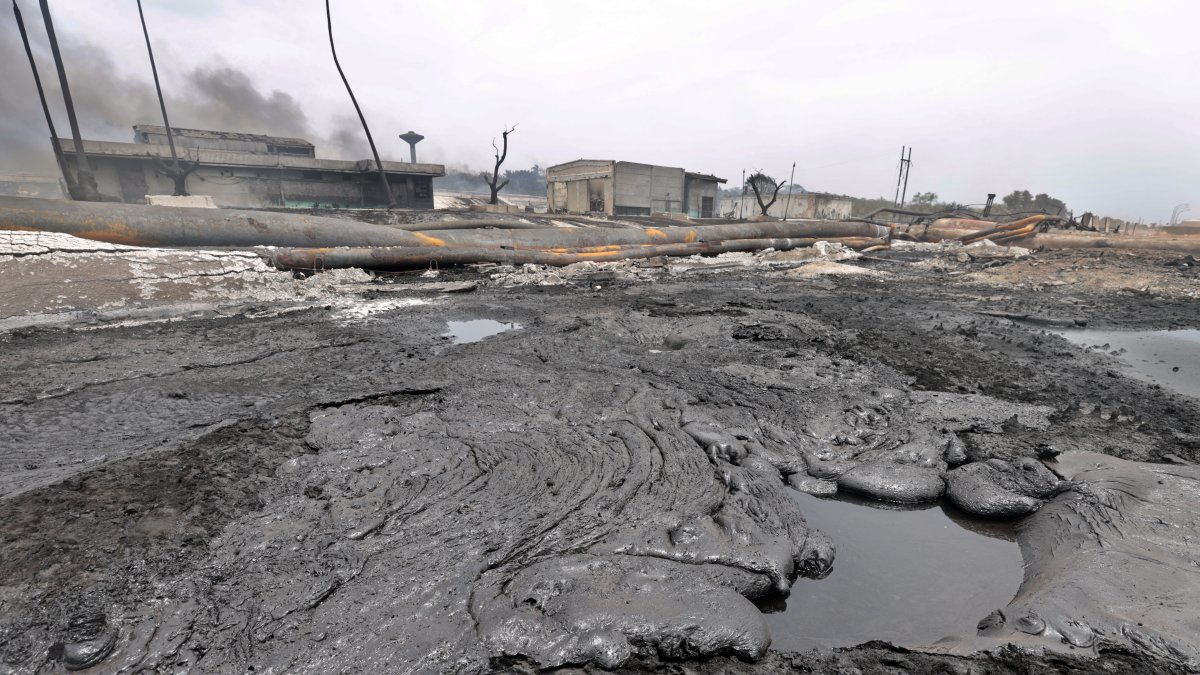 Vista de una parte de los restos de los incendios en la zona industrial del puerto, ayer en Matanzas (Cuba).