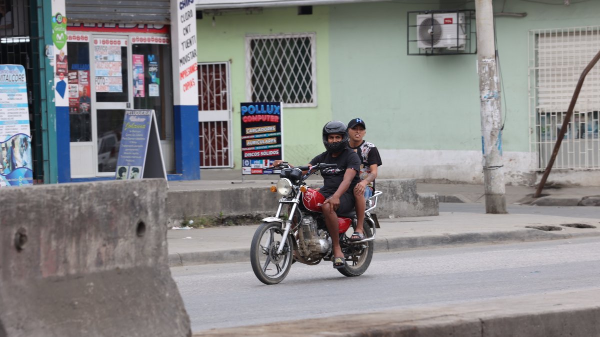 La circulación de dos personas en moto está prohibida desde junio pasado, debido a inseguridad.