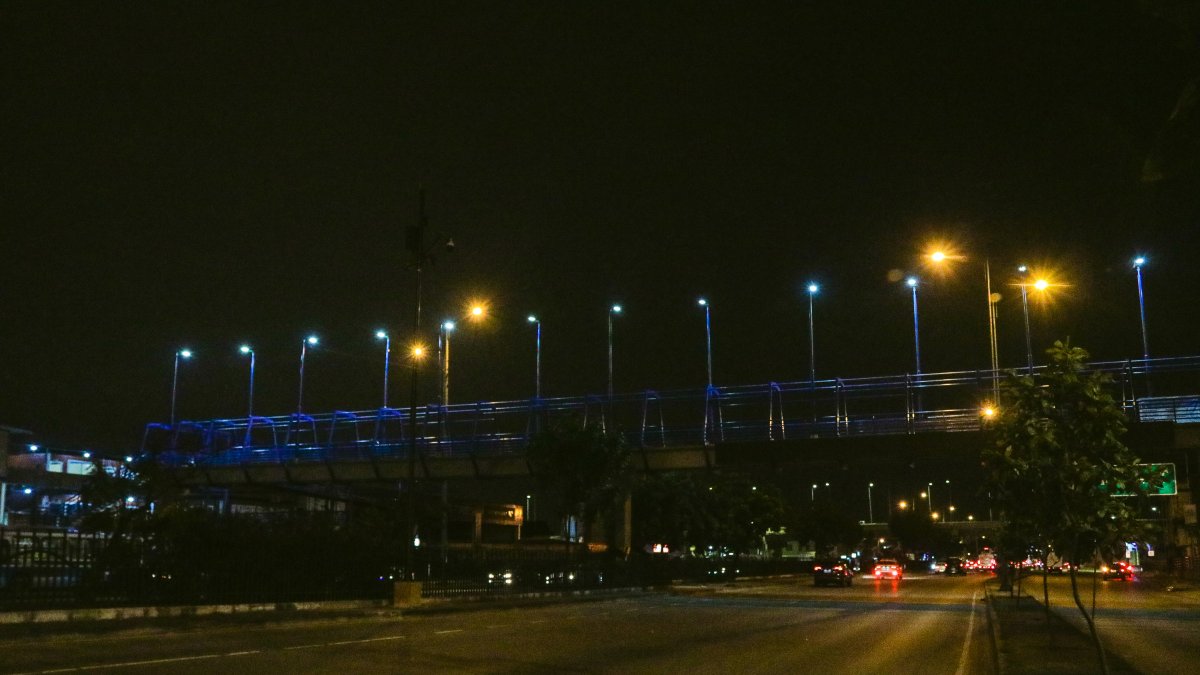 Efectos. Las luminarias se han colocado en zonas altas de los pasos, para evitar robos.