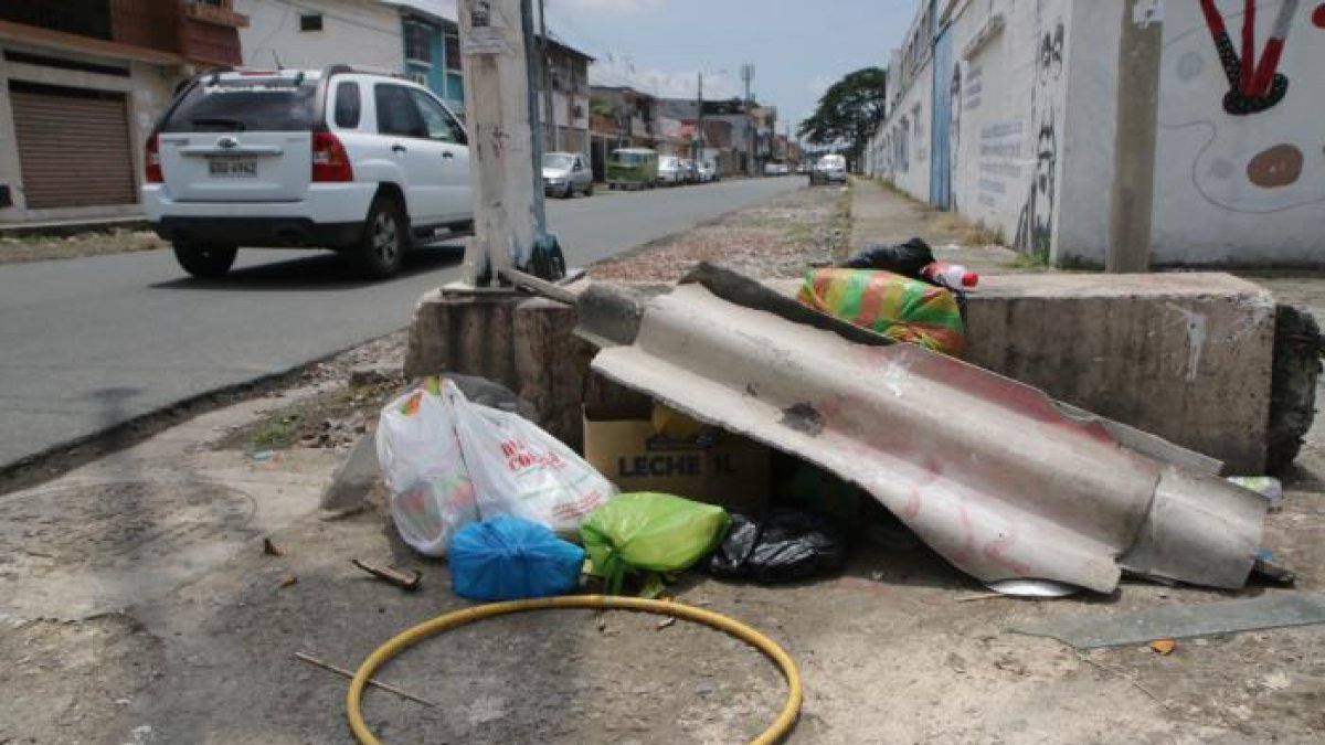 Escena. En algunos sectores de la ciudad los escombros van a la esquina.