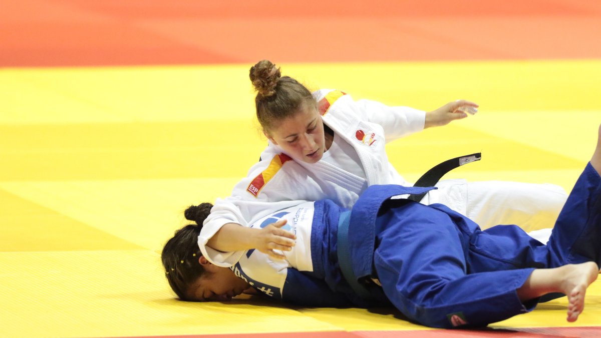 Laura (azul) durante la disputa de la división de los  -48 kg ante la española Antona Gómez.