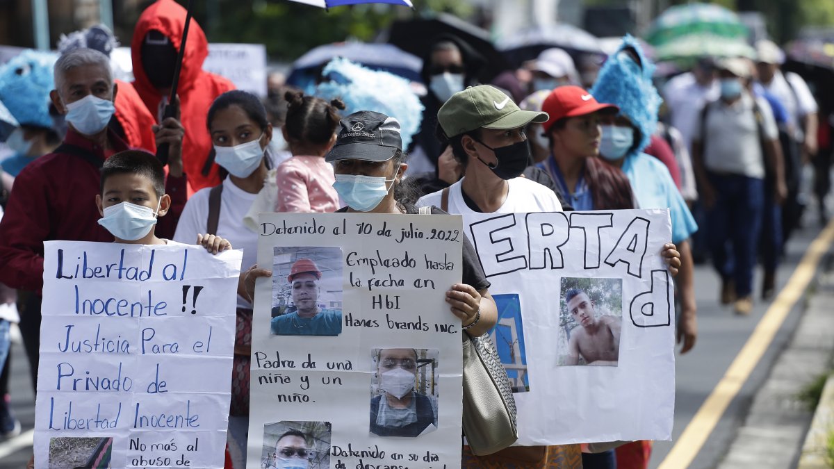 Un grupo de salvadoreños pidió el martes pasado la libertad de sus familiares detenidos durante el régimen de excepción.
 /