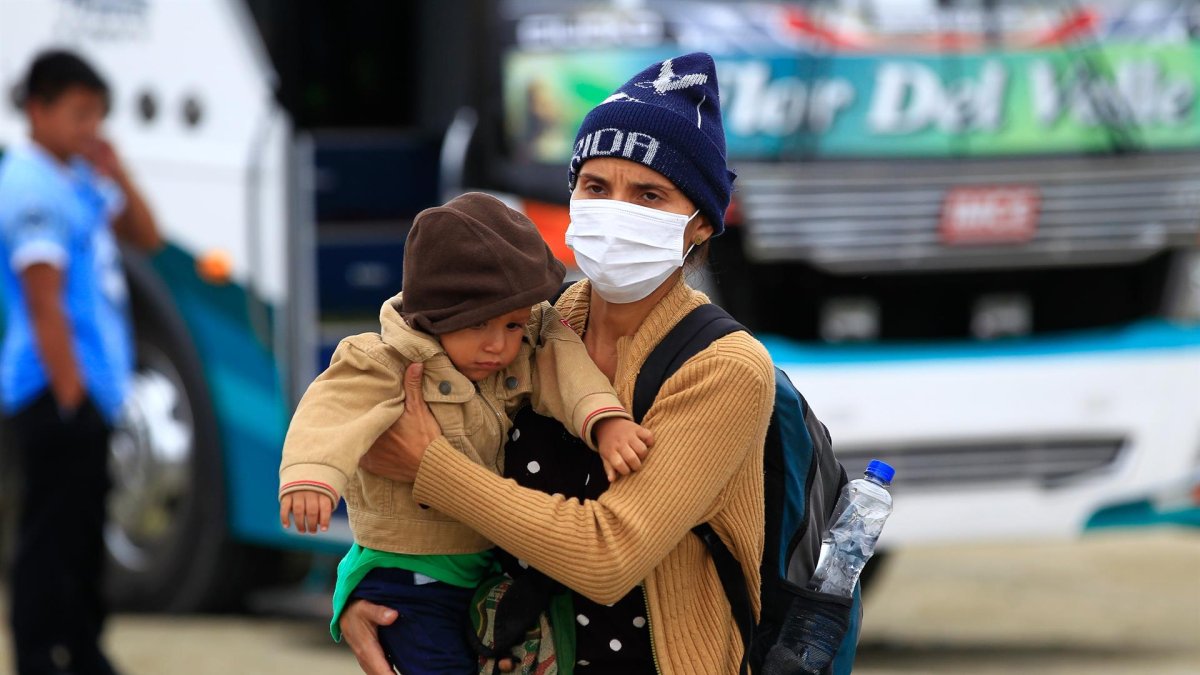 Ciudadanos venezolanos llegan a migración en la zona fronteriza de Huaquillas (Ecuador), en una fotografía de archivo.