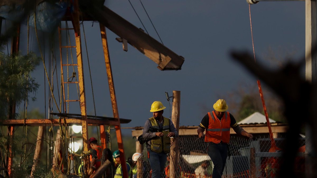 Rescatistas trabajan en la zona en donde se encuentran los diez mineros atrapados en el municipio de Sabinas, en Coahuila (México).