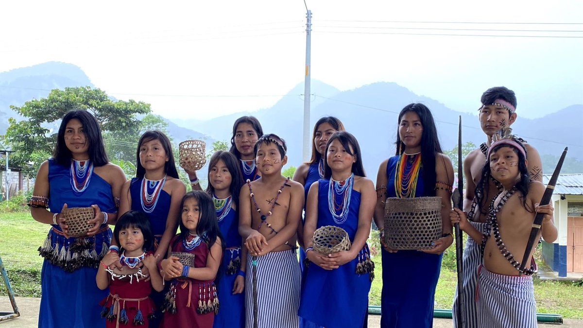 Fotografía cedida hoy por Trotsky Riera-Vite que muestra a habitantes indígenas del Centro Shuar Kiim, en la provincia de Zamora Chinchipe (Ecuador).