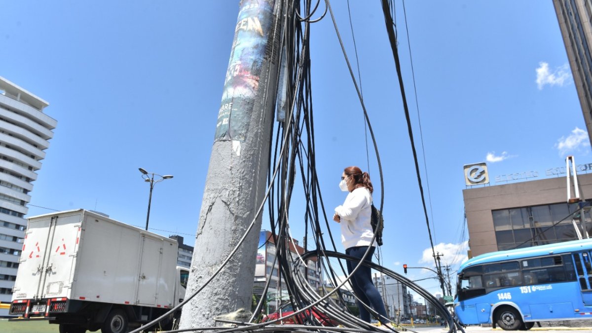 Al alcance. Los alambres obstruyen además, la circulación de los peatones por las aceras, poniéndolos en peligro de tropezar.