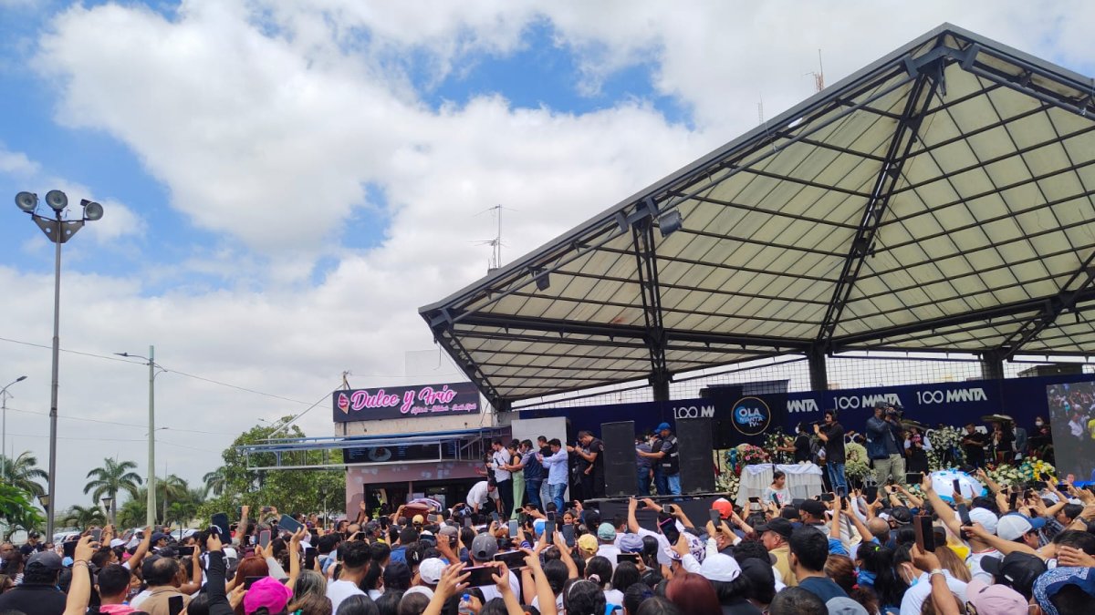 Miles de personas se dieron cita para despedir al periodista.