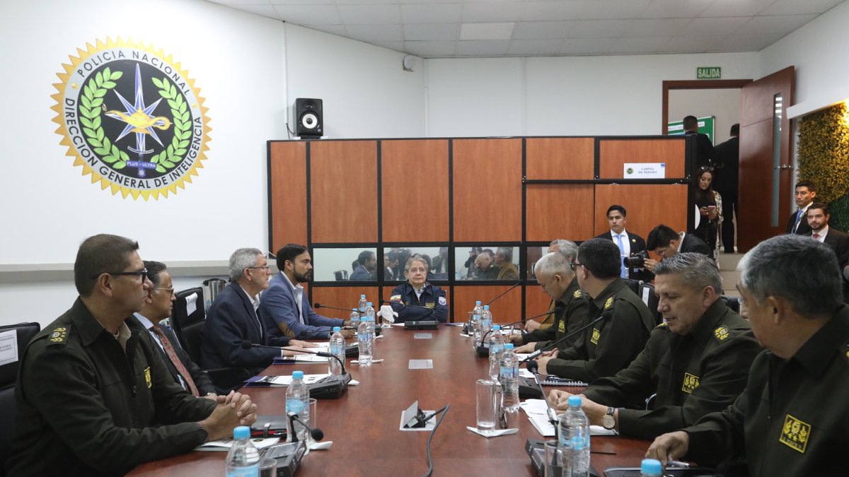 Escenario. El presidente Guillermo Lasso durante su visita a la Dirección de Inteligencia de la Policía Nacional.