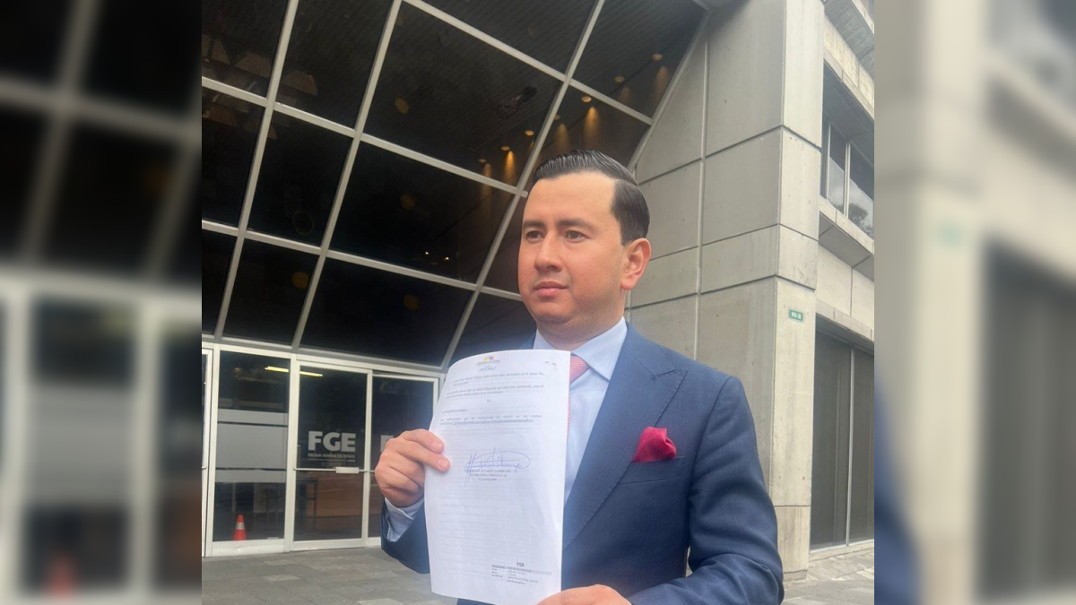 El asambleísta Ferdinan Álvarez antes de ingresar a la Fiscalía.