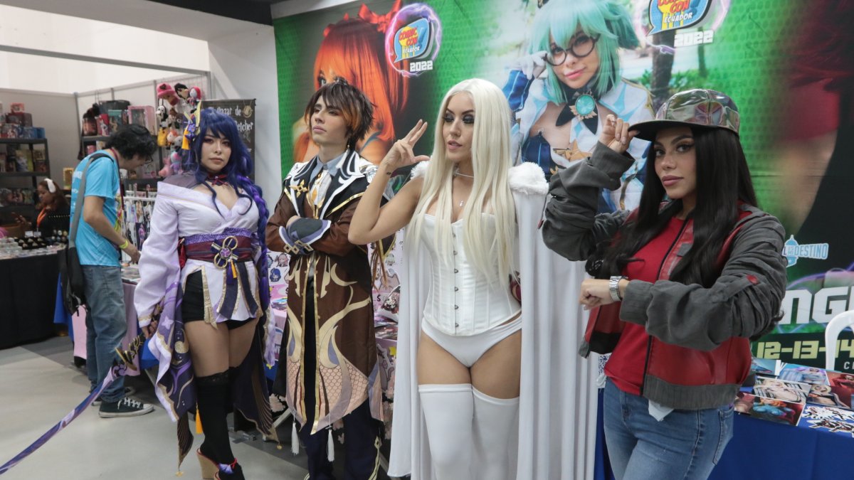 Camaleónica. La cosplayer María de los Ángeles Camones (de blanco) en uno de sus personajes favoritos: Emma Grace Frost, de X-Men.