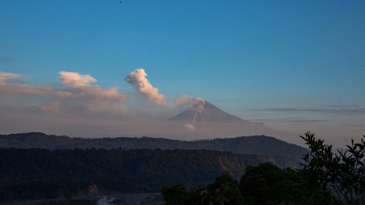 Vista del volcán Sangay con una constante emisión de ceniza desde el Parque Nacional Sangay, en una fotografía de archivo.