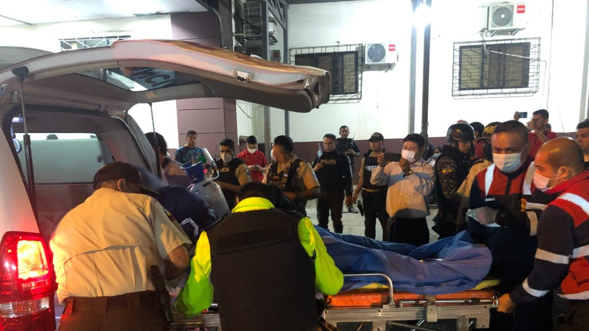 Conmoción. Marco Antonio Enríquez, hermano del sargento herido, desde los exteriores de la ambulancia rogaba que su hermano alcance a llegar.