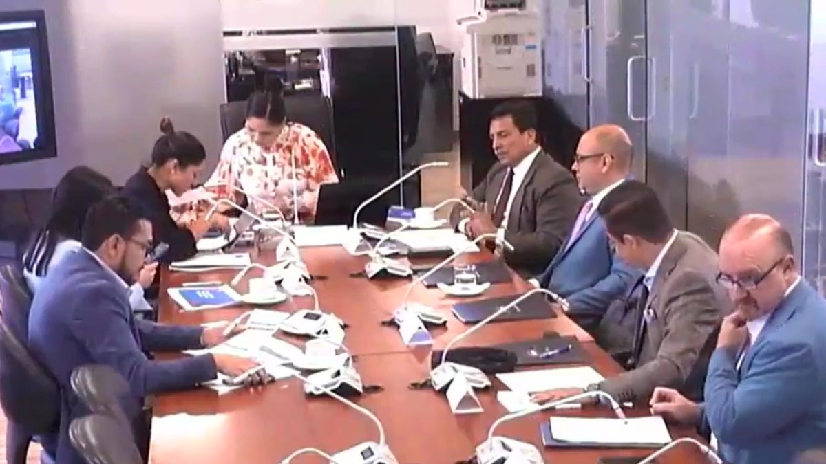 La Comisión de Régimen Económico y Tributario y su Regulación y Control, de la Asamblea Nacional, escucha a Oswaldo Rosero, gerente subrogante de Flopec.