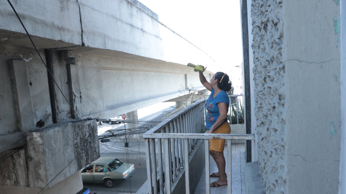 Los moradores que se encuentran cerca de estos puentes han notado distintas afectaciones a su salud por la exposición diaria a esta estructura.