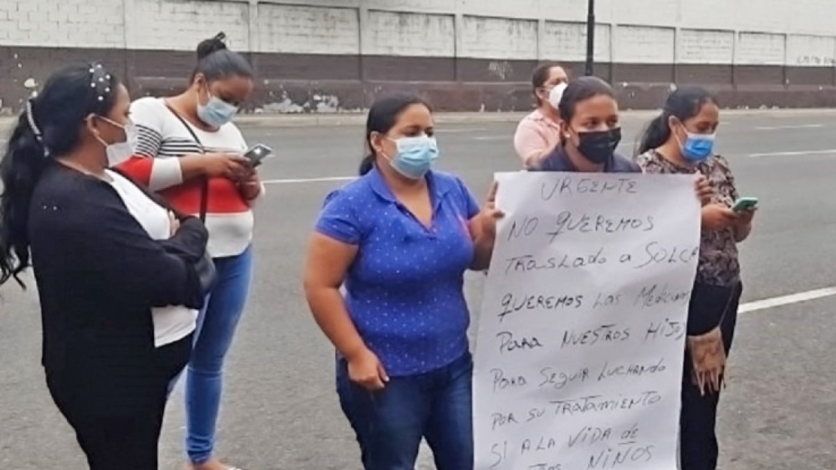 Madres de familia de niños con cáncer en un plantón por mejor atención médica y medicinas para sus niños en Guayaquil.