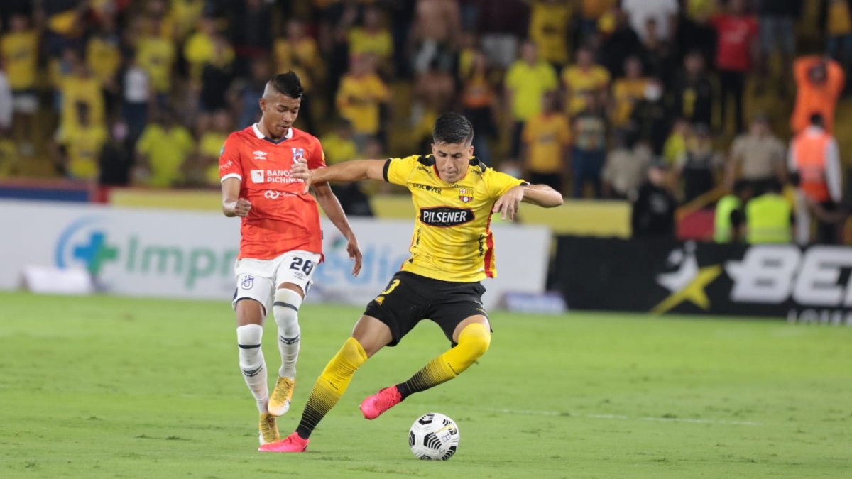 Barcelona y Católica dividen honores al término del primer tiempo.