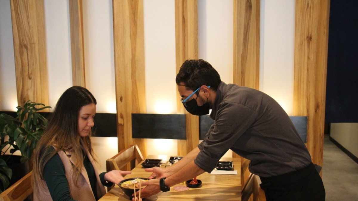 Gastronomía. En Umai Ramen se pueden llegar a comercializar unos 60 platos al día de la tradicional sopa japonesa. Ahora cuenta con tres locales en el norte de Quito y en Cumbayá.