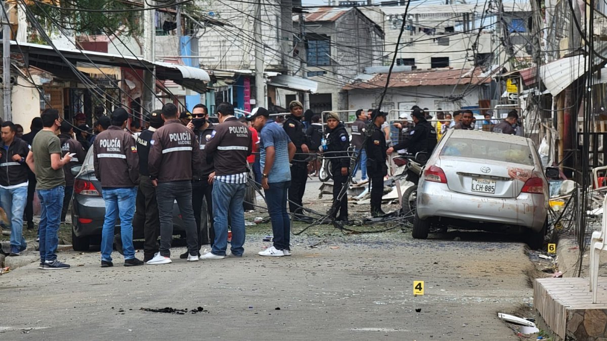 Elementos de la Policía Judicial recaban indicios de la explosión en el Cristo del Consuelo.