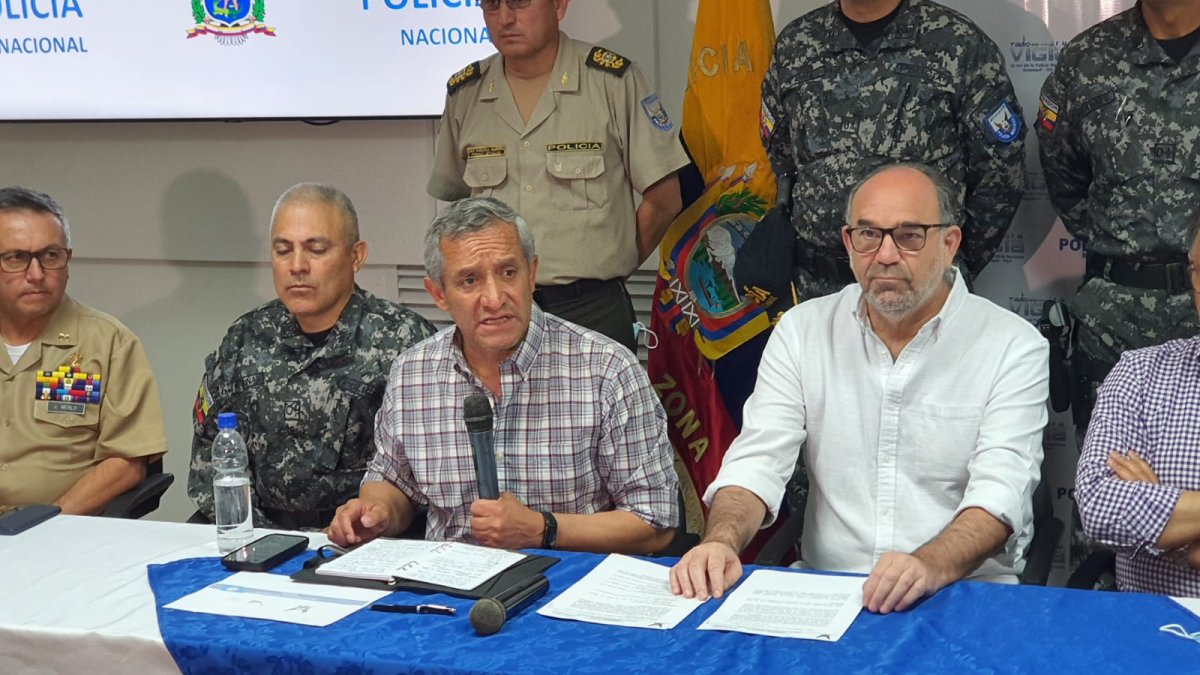 Rueda de prensa desde el Cuartel Modelo.