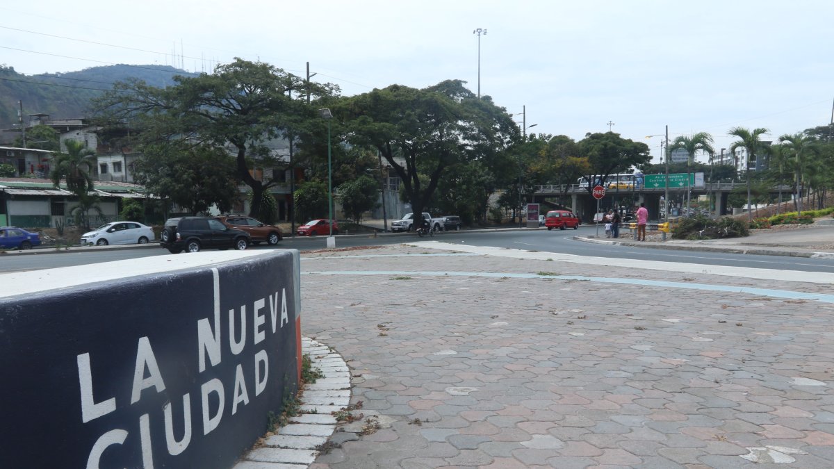 El Municipio de Guayaquil ha dicho que la cortina de agua digital se convertirá en un “nuevo ícono de acceso a Guayaquil”, y se levantará frente a la cooperativa Portete de Tarqui.