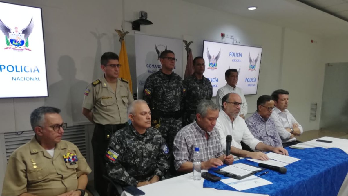 En el comando de la zona 8 se dio. Una rueda de prensa por el caso bomba en el Cristo del. Consuelo