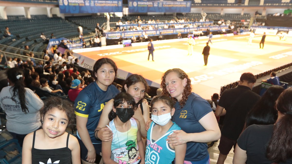 Cristina Ortega (d) con sus pupilos de la Federación Deportiva de Chimborazo desde las gradas el Mundial Junior.