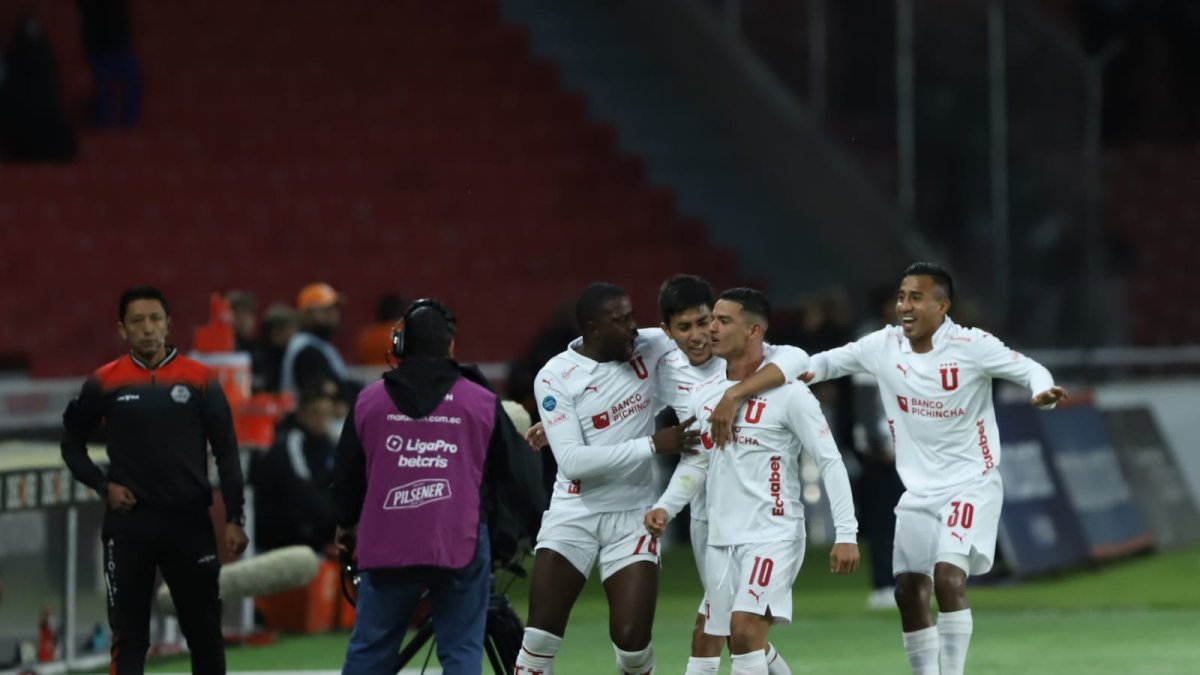 Alexander Alvarado celebra con sus compañeros el único gol del partido.