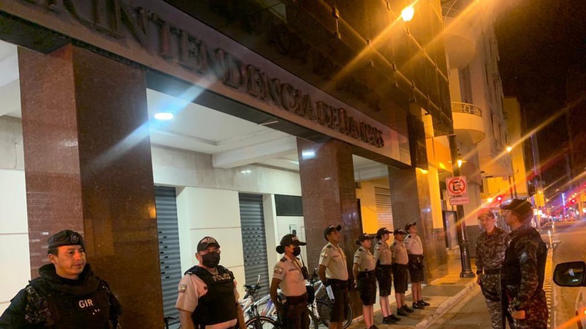Las oficinas de la Superintendencia de Bancos se encuentran resguardadas por agentes policiales